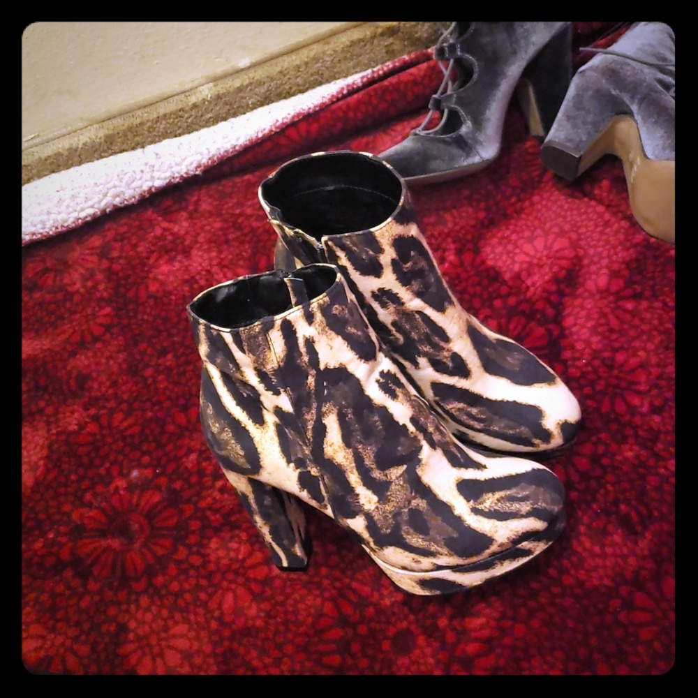 Cheetah print heel booties never worn